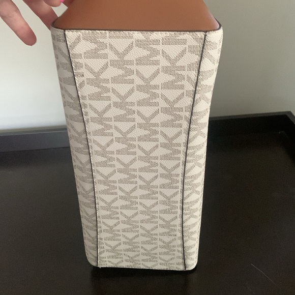 Michael Kors Purse - Picture 6 of 6